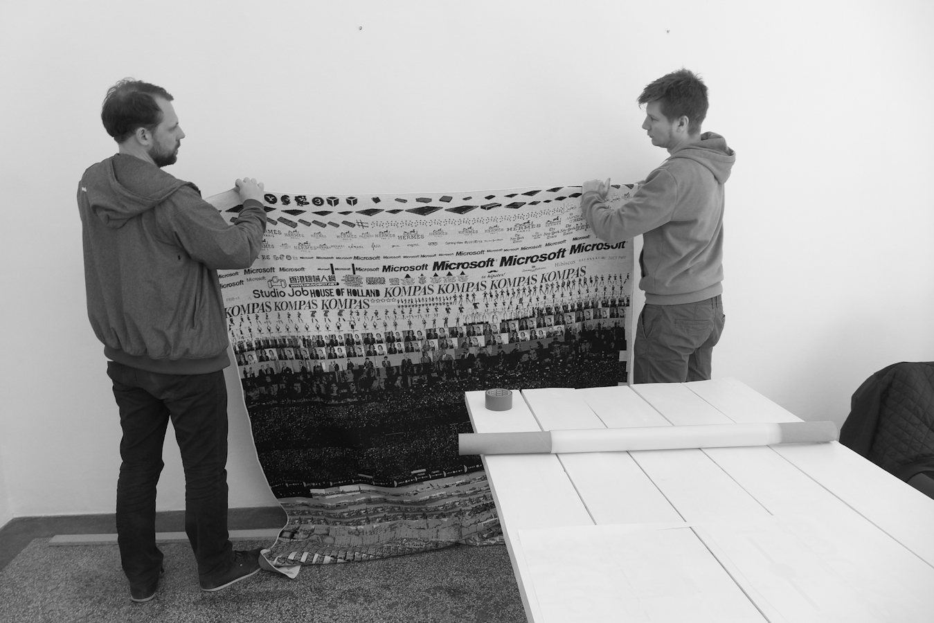 Digital-Soirée 1 — installing the woven blanket before the opening