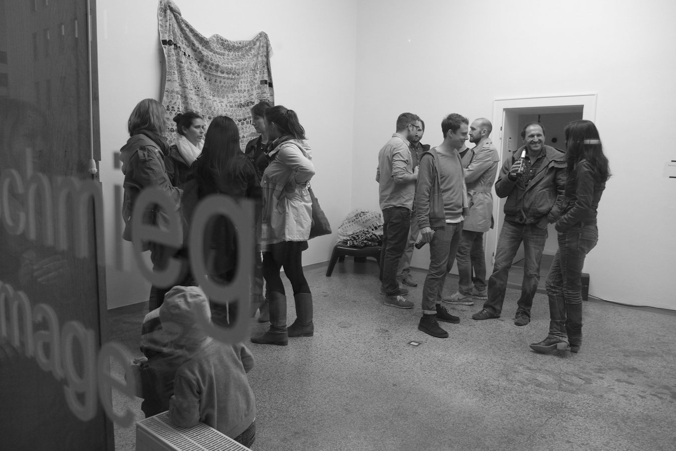 Digital-Soirée 1 — the packed opening in front of the blanket